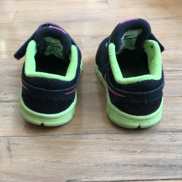 Toddler Black Velcro  Nike’s - Picture 4 of 6